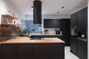 Nežina črna kuhinja v kombinaciji lesa