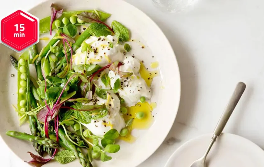 Burrata s sladko kislo spomladansko zelenjavo